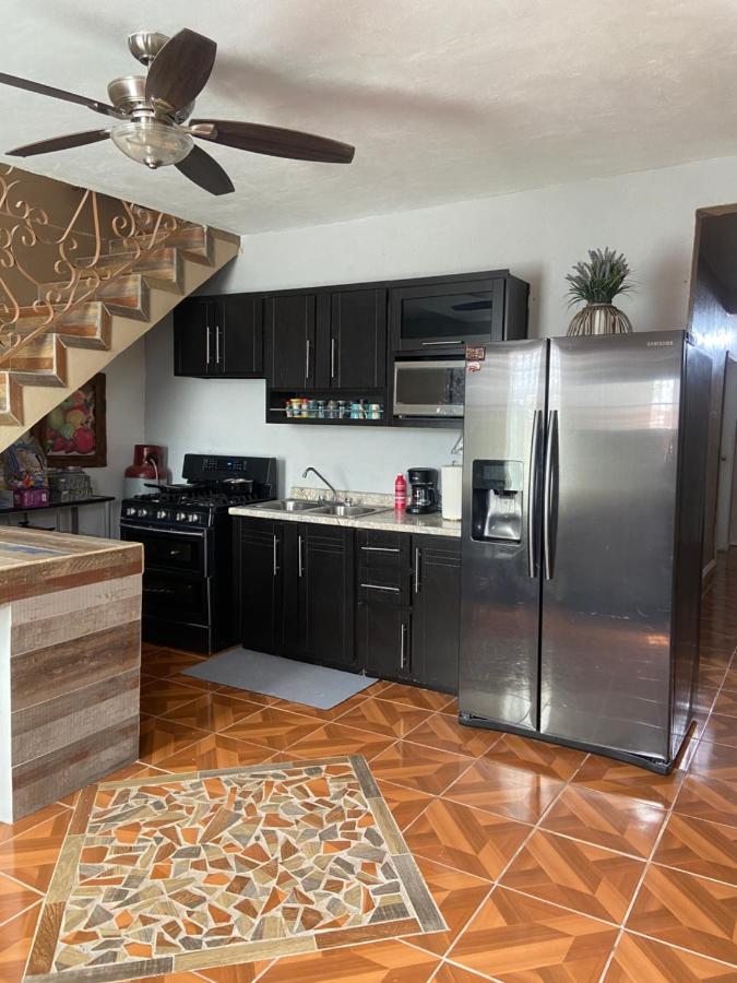 Large 4 Bedroom Home With Gated Parking Rocky Point Exterior photo